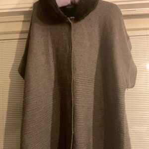 Jones New York Signature short sleeve gray cardigan knit with faux fur collar